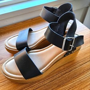 NWOT Universal Thread Black Sandals Size 10